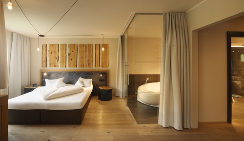 Suite, Jetted Tub