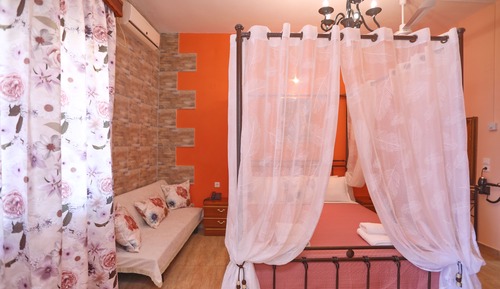 Studio (2 Adults)