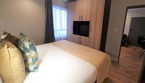 Deluxe Suite, 1 King Bed with Sofa bed, Ensuite, Courtyard View