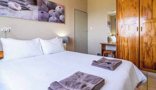 4 Sleeper Beach House (1 bedroom sea v) (19)