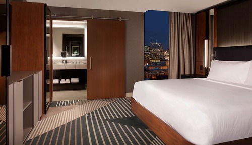 Suite, 1 King Bed, Corner (Broadway)