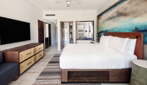 Studio, 1 King Bed, Partial Ocean View (High Floor)
