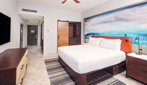 Studio, 1 King Bed, Partial Ocean View (Low Floor)