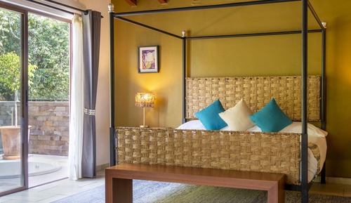 Superior Suite, 1 Queen Bed with Sofa bed, Jetted Tub