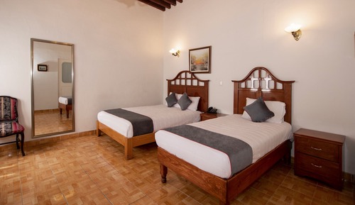 Standard Triple Room (2 queen bed)