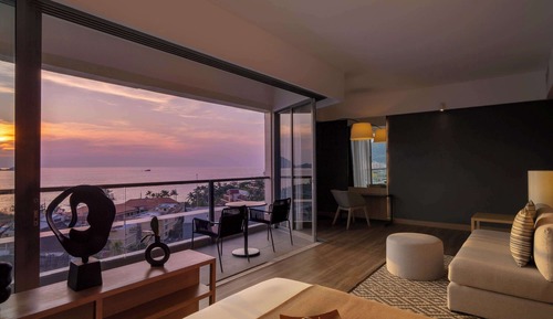 Suite, 1 King Bed, Balcony, Sea View