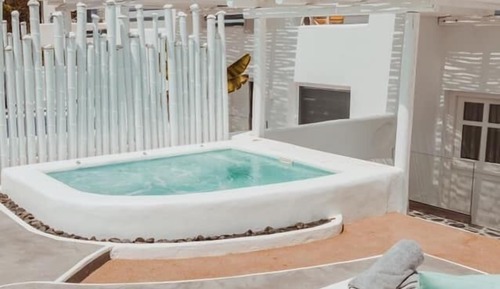 Deluxe Suite, Jetted Tub