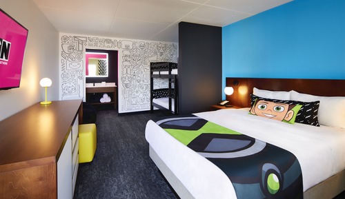 Accessible 1 Queen Bed + Bunk Bed