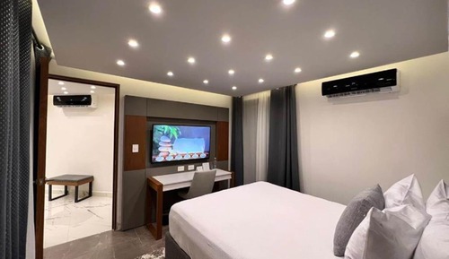 Luxury 4 bedroom Kitchen & Living Room