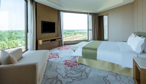 Suite, 1 Bedroom (Dining Area, High Floor)