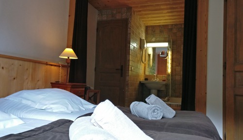 Twin Room, Bathtub
