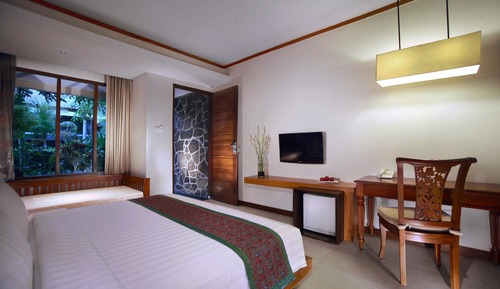 Deluxe Room, 1 Queen Bed, Pool View
