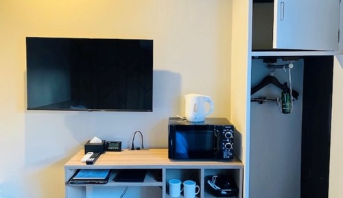 Twin Room, Smoking