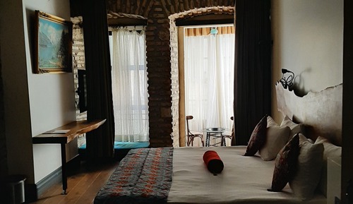 Design Room, 1 King Bed