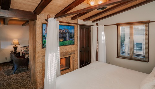 Deluxe Room, 1 King Bed, Partial View