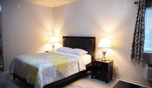Deluxe Suite, 1 Queen Bed (Studio Apartment)