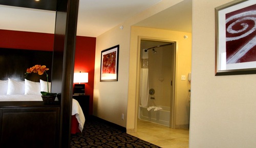 Suite, 1 King Bed, Accessible (Hearing)