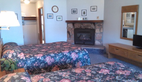 Fireplace Cabin #8, 2 Queens, Jetted Tub