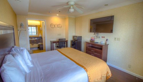 Standard Room, 1 King Bed, Non Smoking, Refrigerator & Microwave