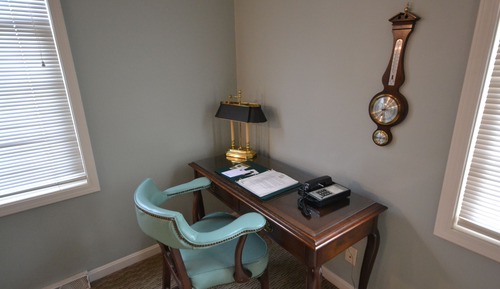 Standard Apt, 2 Queen Beds w Sofa bed,Fireplace,Jetted Tub(No staircase, steps-no wheelchair access)