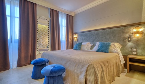 Deluxe Suite, 1 King Bed with Sofa bed