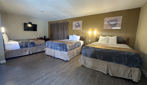 Family Room, Multiple Beds (3 Queen Beds)