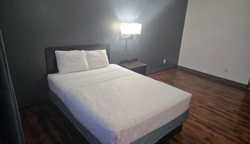 Queen Bed Studio with kitchenette Non-Smoking