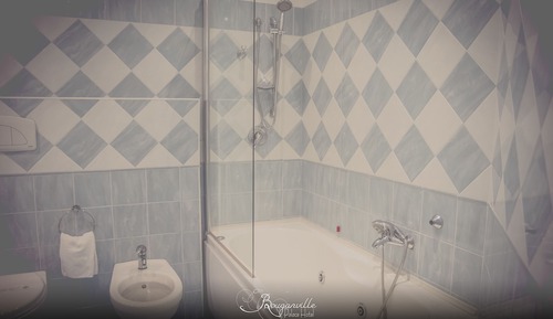 Classic Quadruple Room, Bathtub, Tower