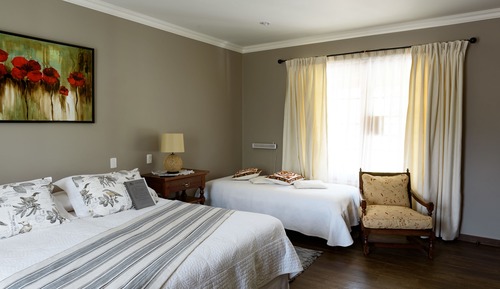 Deluxe Suite, 1 King Bed, Pool View