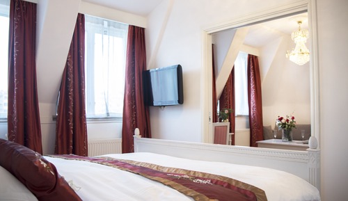 Deluxe Family Room