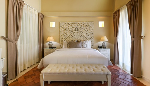 Deluxe Room (Romance)