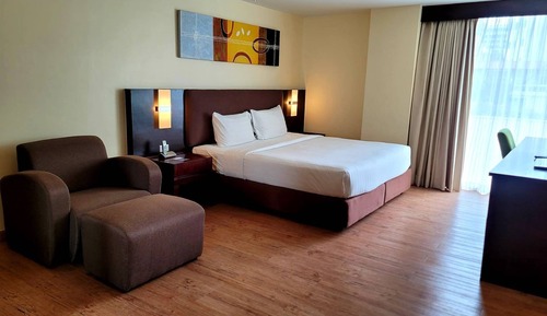 Executive Double Room, City View, Corner