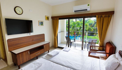 Deluxe Room, Balcony, Poolside