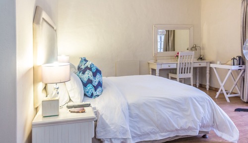 Luxury Room, 1 King Bed, Pool View, Poolside