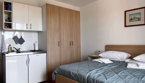 Studio (Studio Apartment with Balcony)