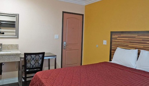 Economy Room, 1 Queen Bed, Private Bathroom