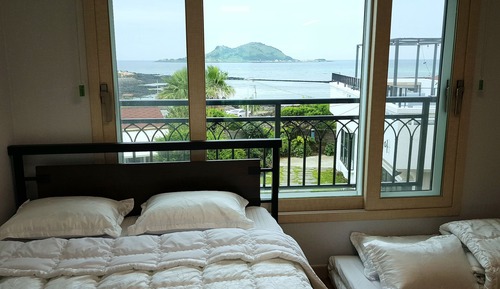Family Room (2F)
