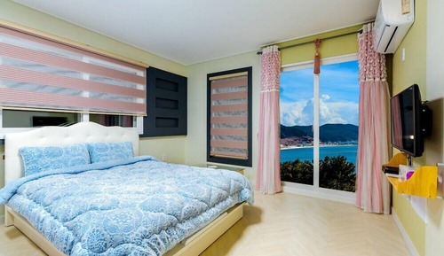 Room (101)