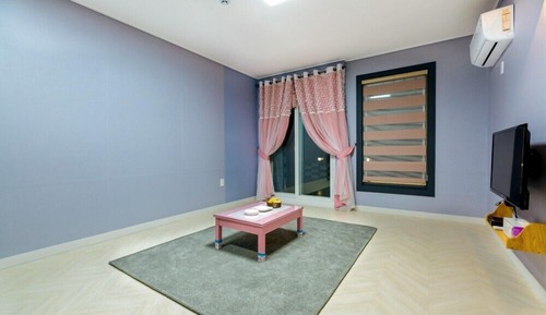 Room (106)