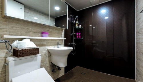 Room (103)