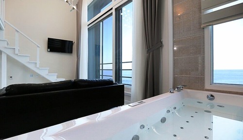 Room (302)