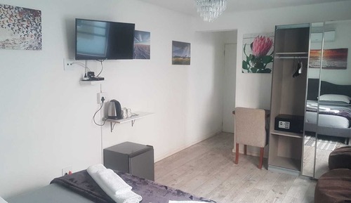 Double Room (Camera 6 pp)