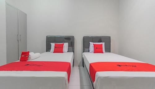 Twin Room (Reddoorz)