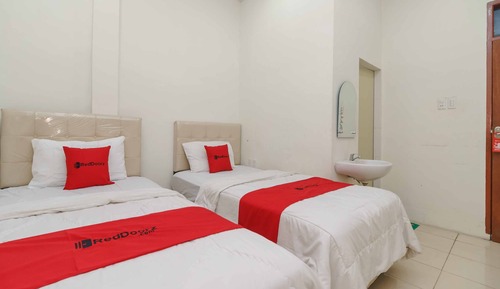 Twin Room (Reddoorz)
