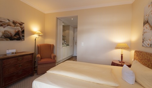 Studio, 1 Queen Bed, City View