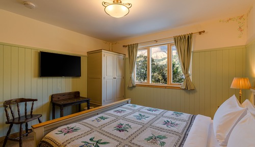 Mist Oer Loch Cabin