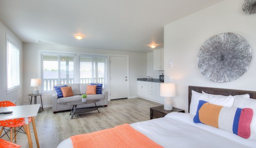 Single Queen/Sofa Bed Kitchenette Suite