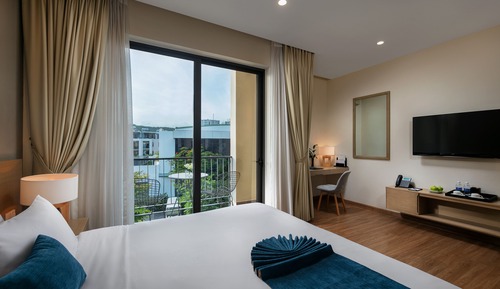 Classic Room, 1 King Bed, Lake View