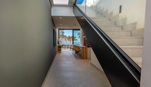 House, Oceanfront (5 Adults + 2 Children)