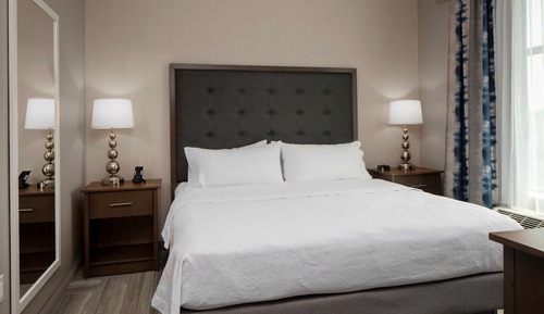 Suite, 1 King Bed (Hearing)